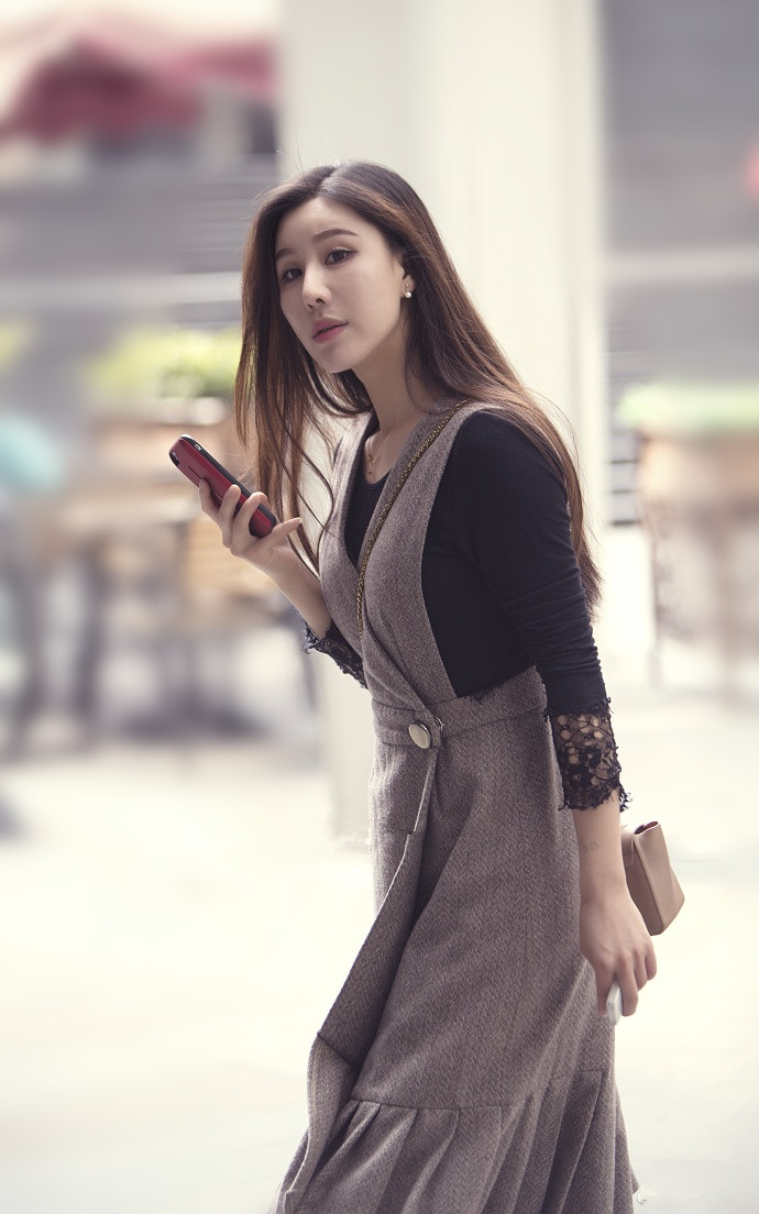 重庆街拍,高颜值的美女,不一样的搭配,彰显不一样的时尚美!