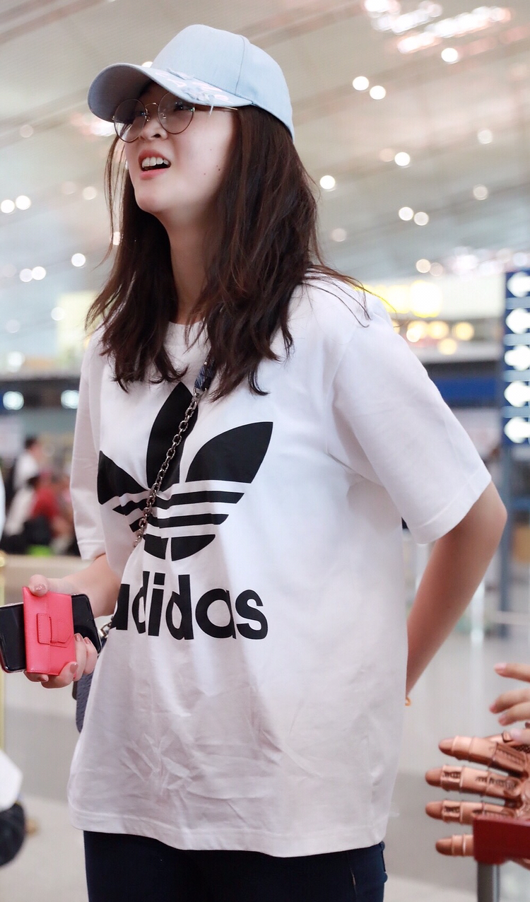 国家女排主力惠若琪现身机场,192的身高,长粗腿成功抢镜