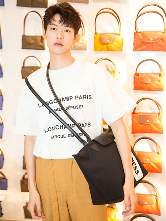 魏大勋吴映洁同穿"提走"短袖,搭短裙的帅过穿裤子的?