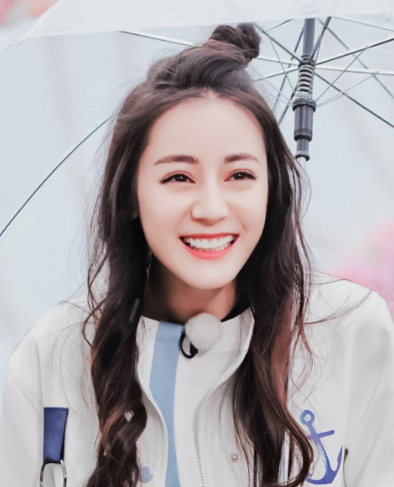 迪丽热巴笑的最迷人的照片,图1和图2我都忍了,最后1张制服诱惑