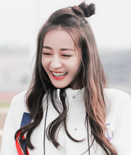 迪丽热巴笑的最迷人的照片,图1和图2我都忍了,最后1张制服诱惑