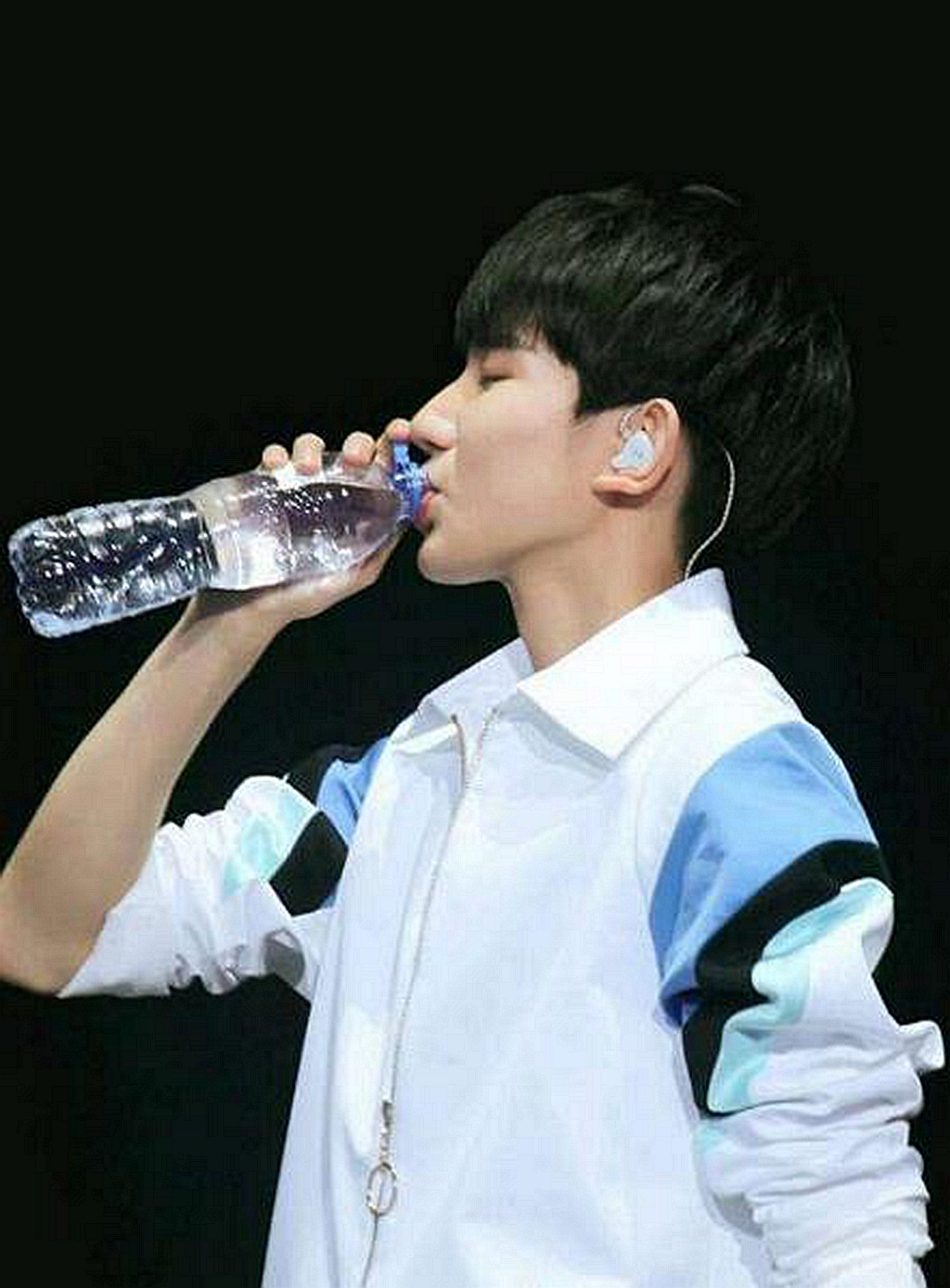 当红男星喝水瞬间,陈伟霆霸气,李易峰特别,鹿晗赢了!