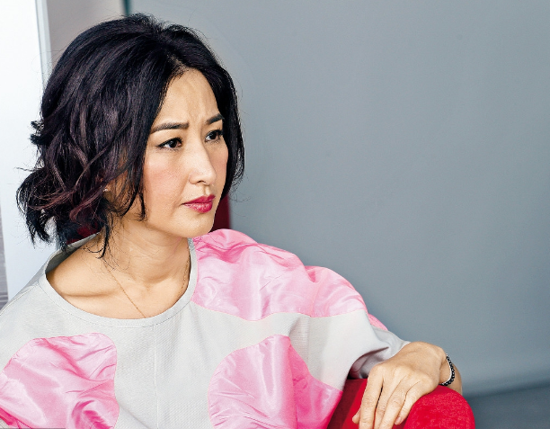 54岁关咏荷 也老了,年轻时候的倾国倾城伴随岁月流逝不返!