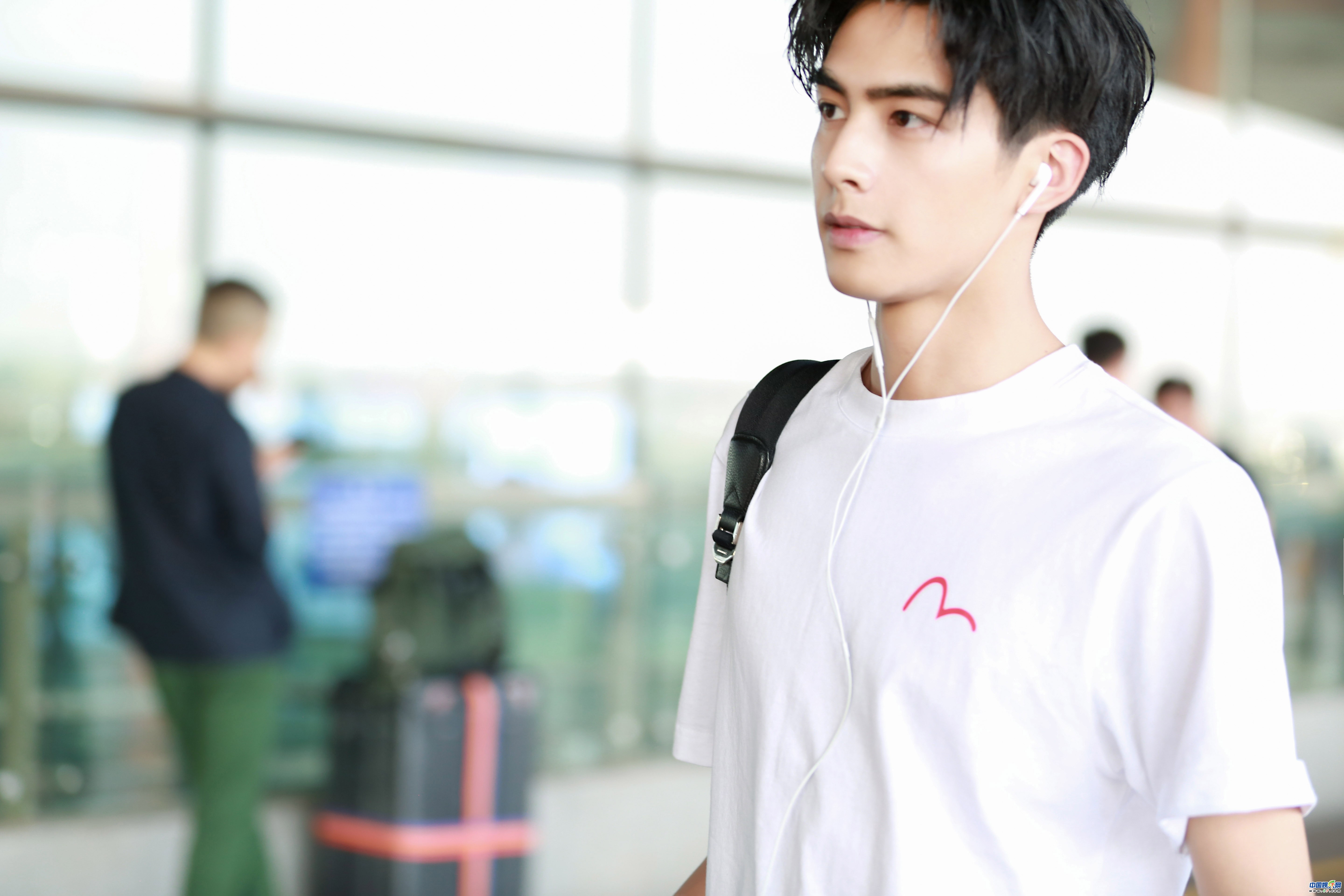 宋威龙的五个拍照姿势:图4像极了易烊千玺,图5宋威龙颜值被秒杀 1.