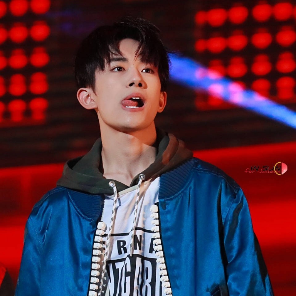 易烊千玺,集齐九张吐舌烊可以召唤神龙吗