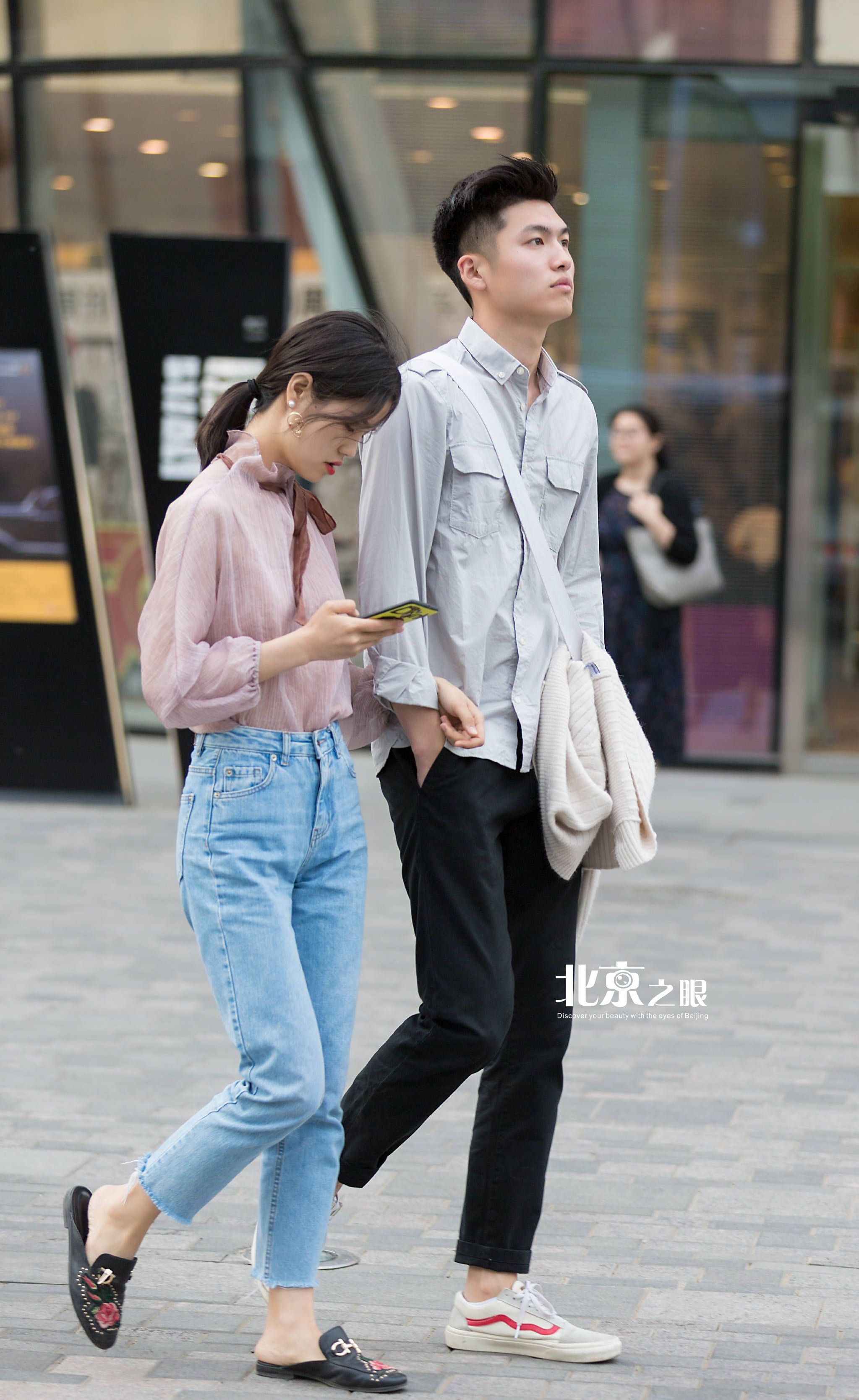 漂亮的小姐姐,穿着吊带裙清新美丽,和男朋友一起逛街,男帅女美很般配