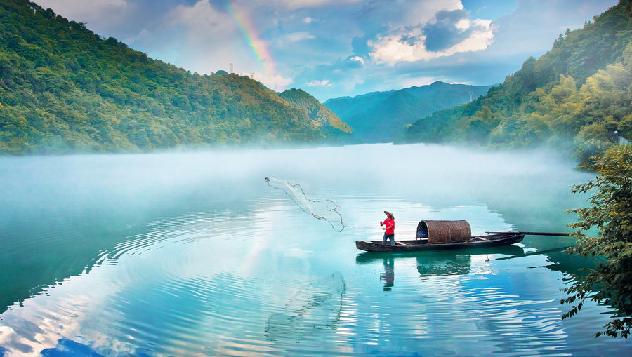 美图摄影:小东江的渔夫,泛舟江中,景美如画