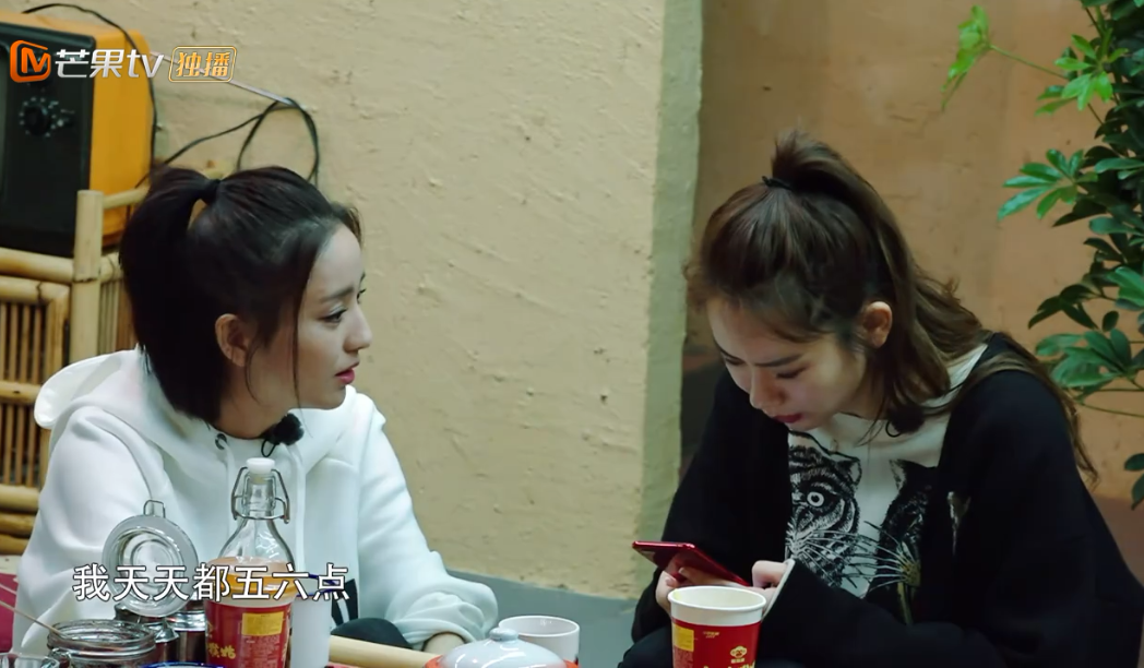 佟丽娅和戚薇虽然睡眠时间少,可皮肤还是很好!明星真幸福