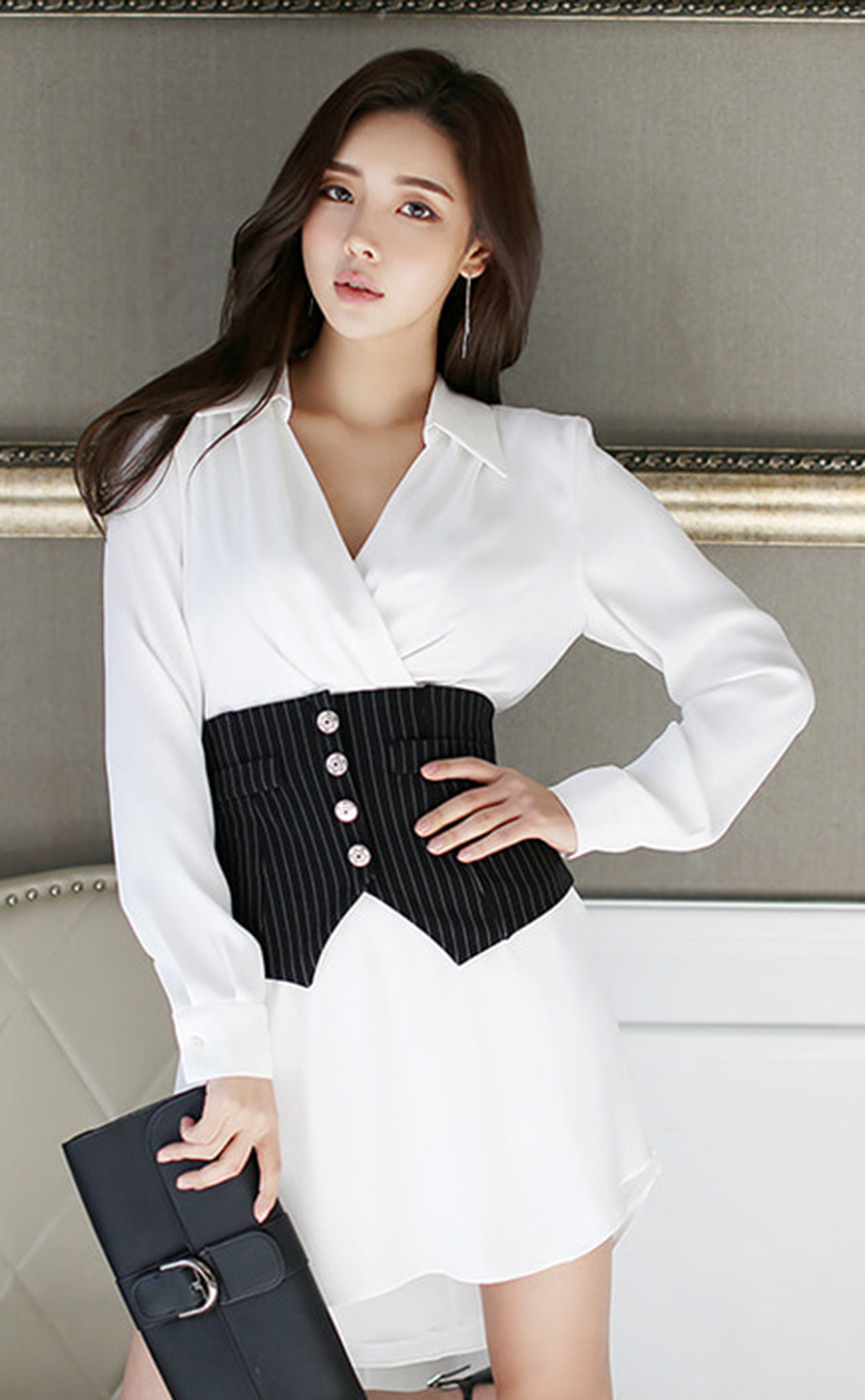 美女名模:白色衬衫裙搭配黑色高跟鞋,展现与众不同的轻熟气质