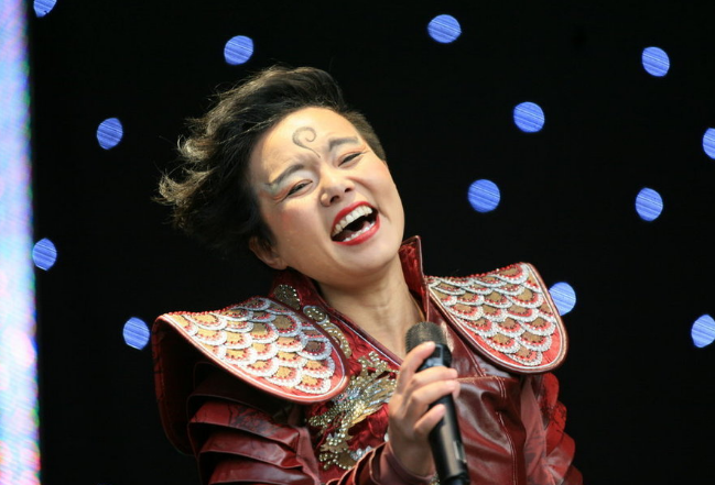 《忐忑》可是龚琳娜当时红极一时的神曲,到现在也没有几个普通人唱