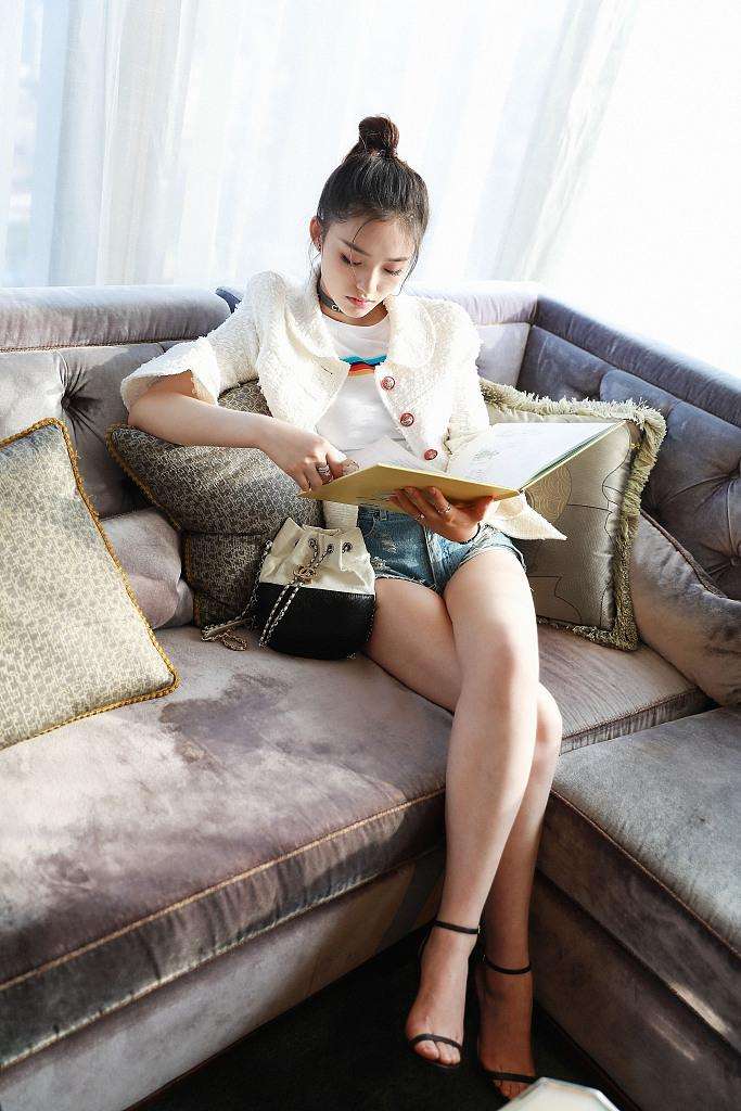 林允疑是减肥用力过猛导致双腿淤青,网友:小允子你悠着点!