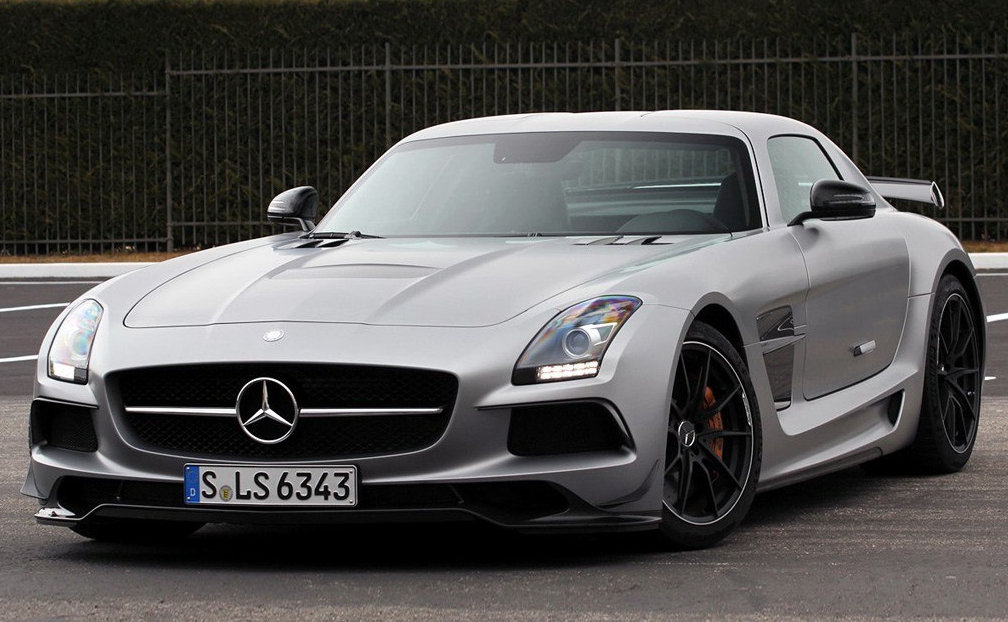 奔驰sls amg是amg级别顶级产品,价格昂贵,动力强劲不乏豪华气息