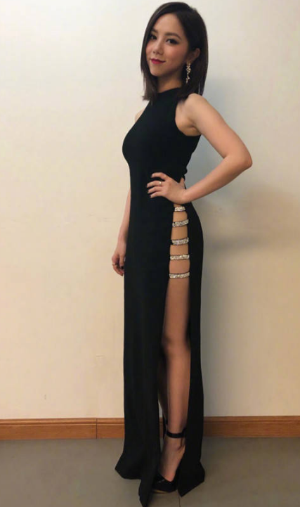 邓紫棋雷人造型,大玩渔网装布条遮羞,可是下身又粗又短!