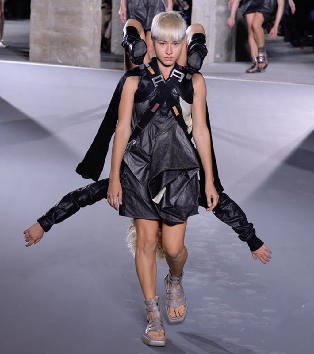 奇葩时装秀,把"棉被"当衣服穿,网友:心疼模特!我很"方"主题.