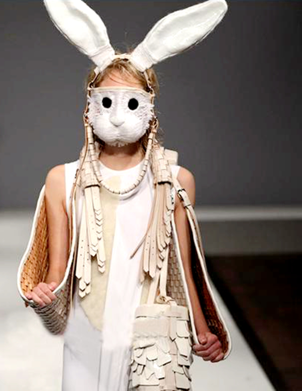 奇葩时装秀,把"棉被"当衣服穿,网友:心疼模特!我很"方"主题.