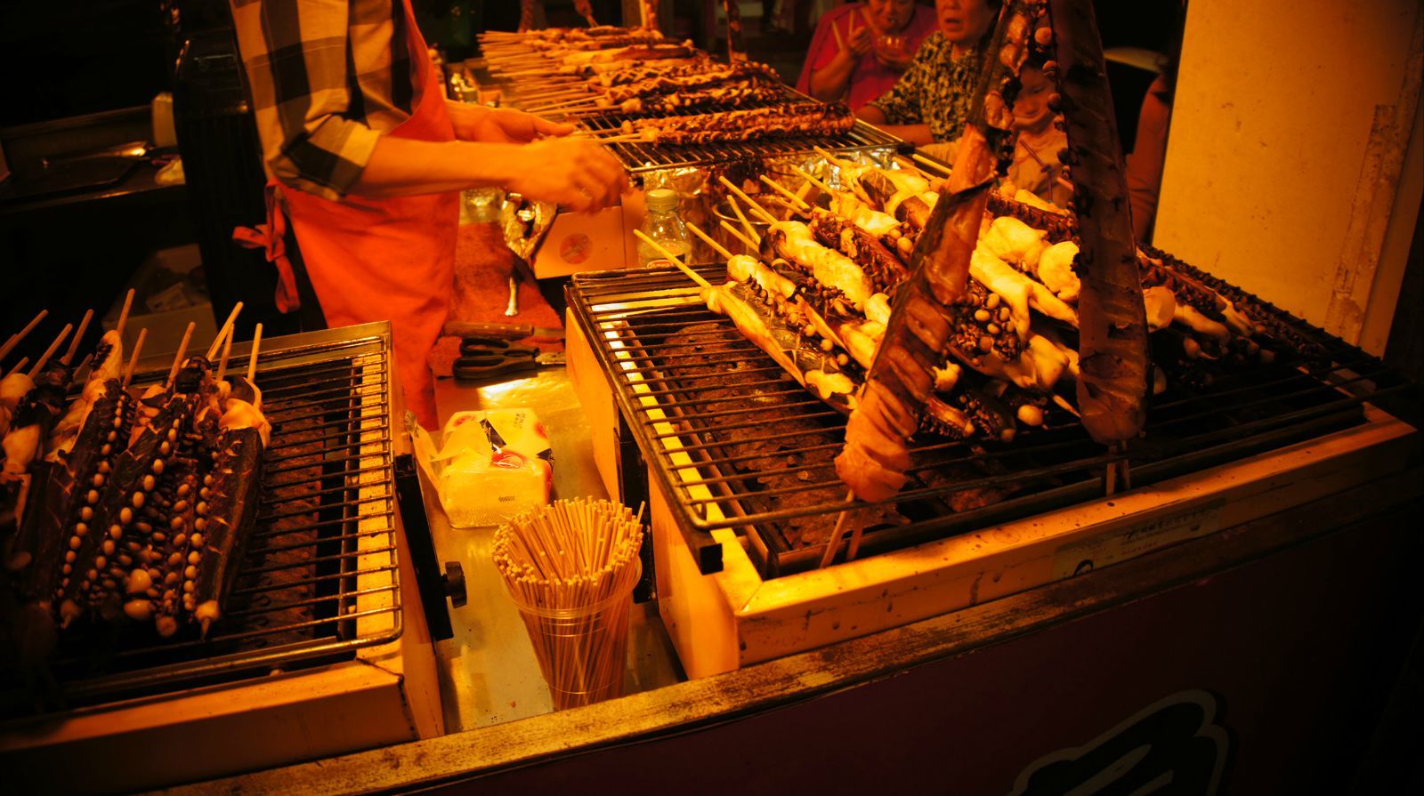 街边小吃吃腻后,却忽然发现家生意火爆的玉米摊,卖的玉米不一般