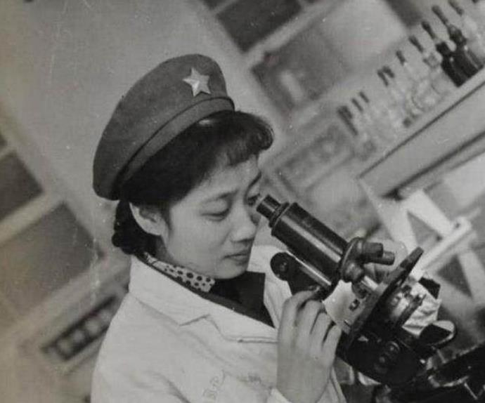 70年代老照片:图1女护士简直了,最后一张图是走正步