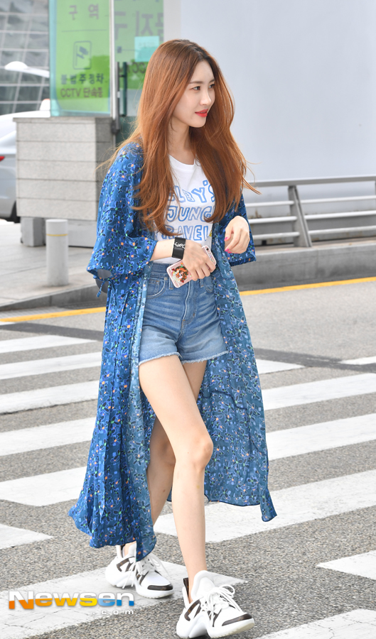 组图:歌手李宣美7日现身机场前往莫斯科!满屏长腿很养眼!