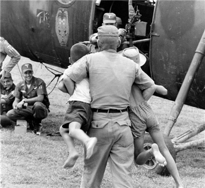 越战旧照:越南士兵举起双手投降,图4小女孩被美军吓哭!