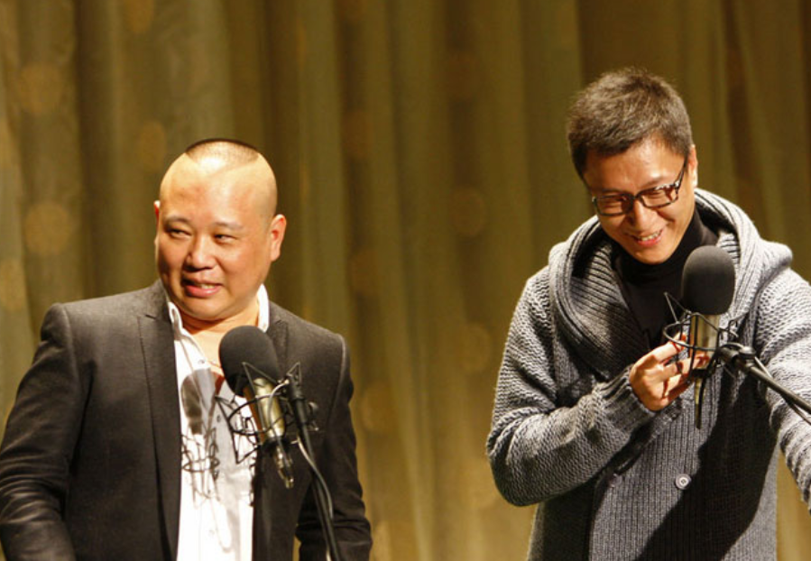 走上台来的孙红雷不禁嘴痒,主动站在了往日于谦的位置上,脱口说道:"