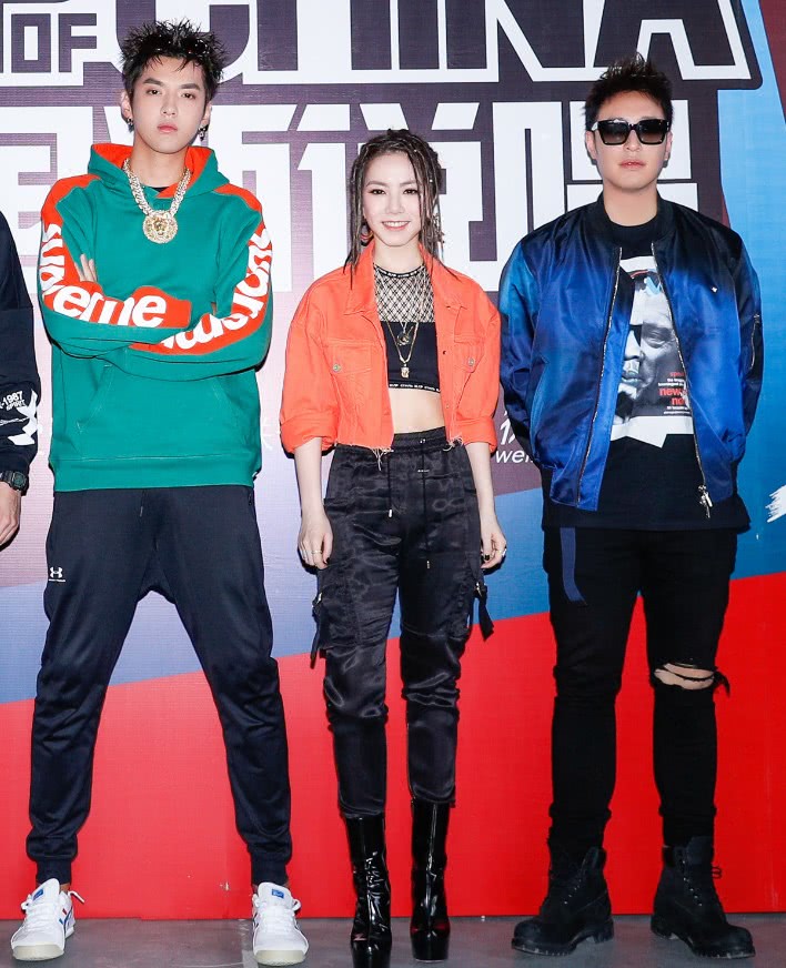 邓紫棋"驴蹄靴"配脏辫吸睛,豪放大笑,吴亦凡抱臂不屑!