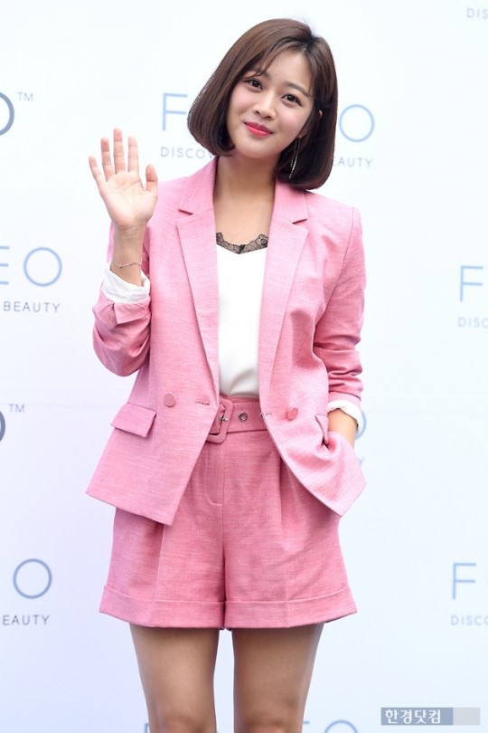 7日韩国演员赵宝儿出席某活动!撞脸崔雪莉了!