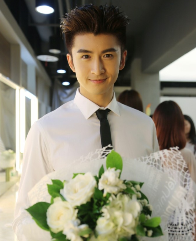 张云龙写真照,个性迷人,网友直呼:帅的"一塌糊涂"!