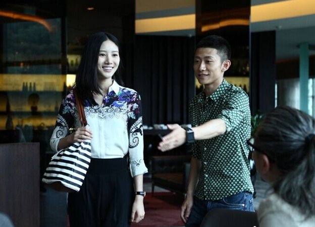 张一山一脸痴迷吴优小鸟依人,张一山与吴优演情侣风情万种