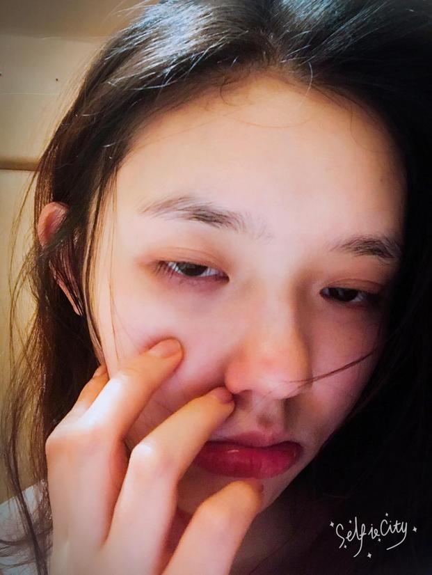 林允卸妆后,半闭着眼睛,表情搞怪,看起来很可爱有趣!