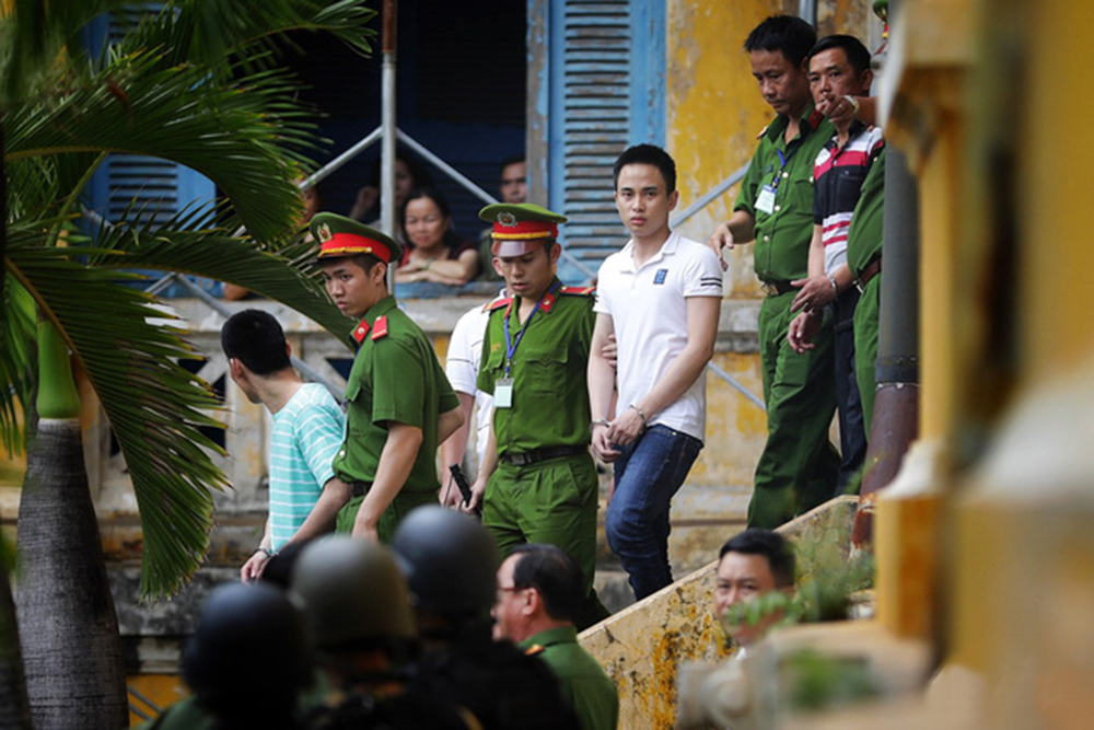 越南警察,是怎样在越南法院押解嫌犯和守卫的?