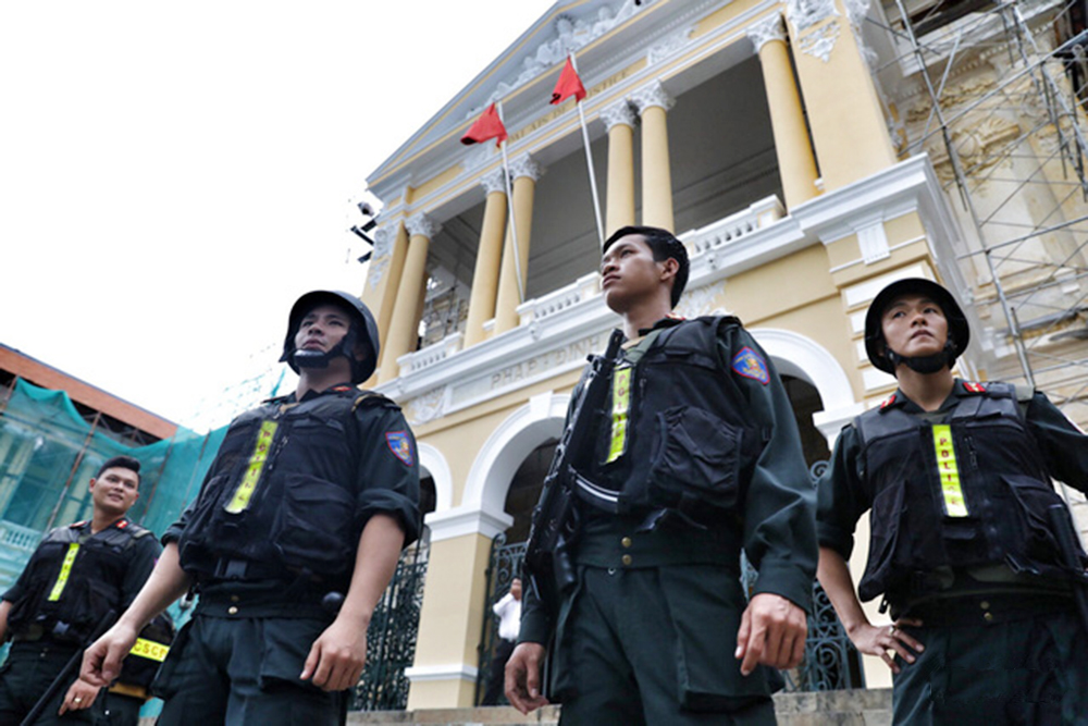 越南警察,是怎样在越南法院押解嫌犯和守卫的?