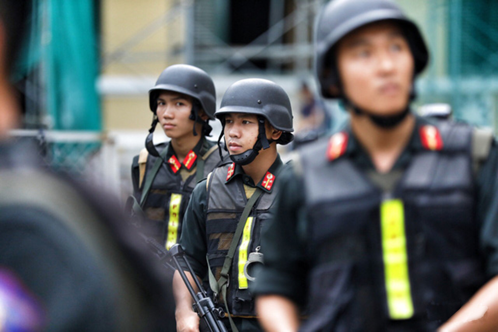 越南警察,是怎样在越南法院押解嫌犯和守卫的?