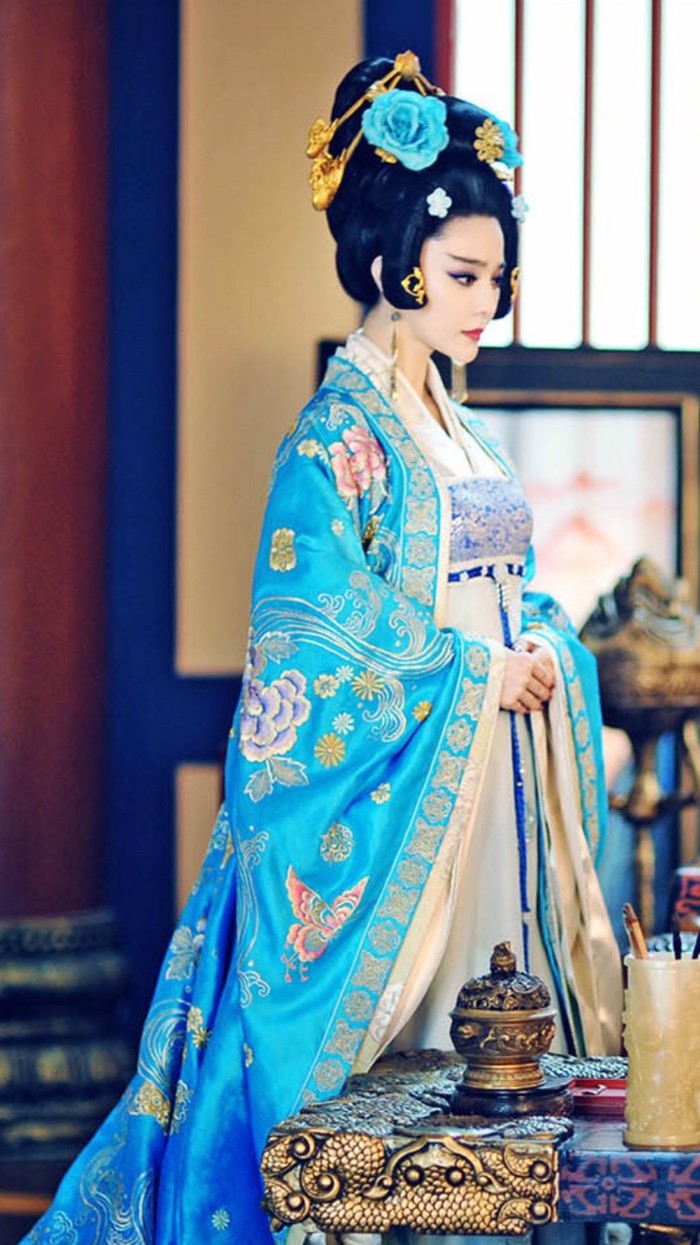 总是露得这么恰到好处,古装的范冰冰丰满迷人