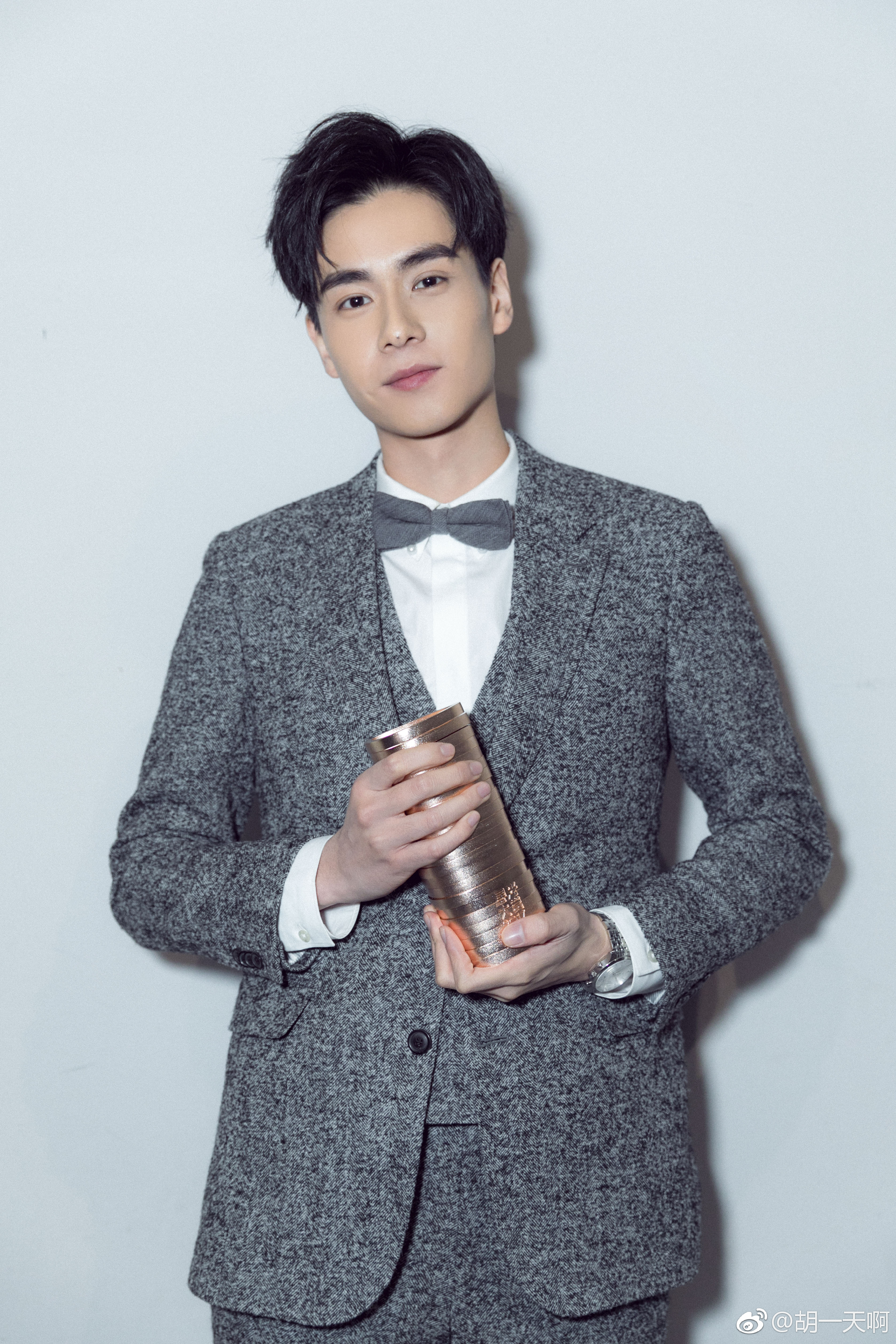 胡一天的高清正面照,图1妥妥的型男,图2绅士,大家都喜欢图5!