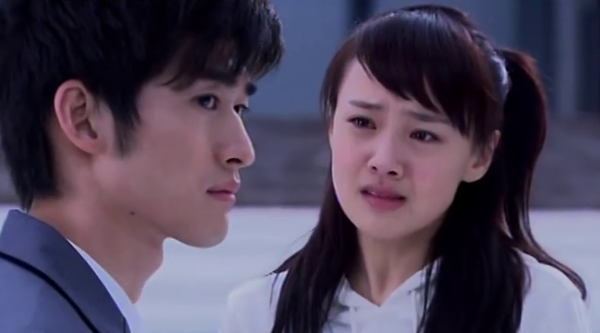 张翰与别的女生牵手暧昧,郑爽暴走哭泣!18岁的郑爽哭戏太感人!