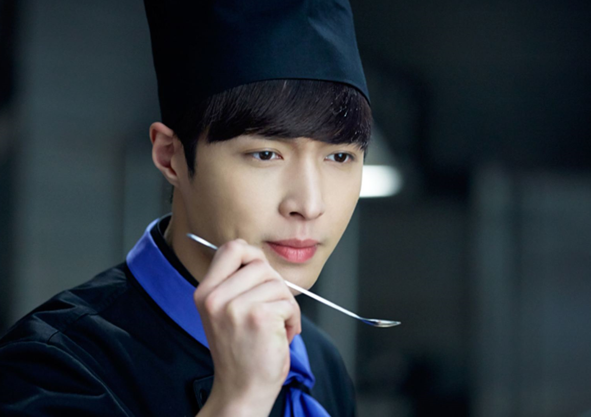 张艺兴在《前任2:备胎反击战》里饰演李相赫,是余飞的好友,不是跟伊泽