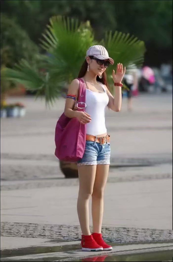 街拍:图1粉色短裙,图3短牛仔裤,图5腿最短,你们想娶谁?