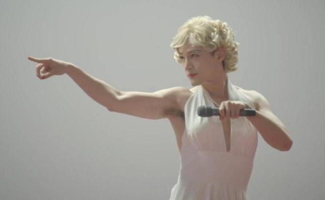 胡歌这个玛丽莲梦露的造型是真的很有颜任性,就连很多女星扮玛丽莲