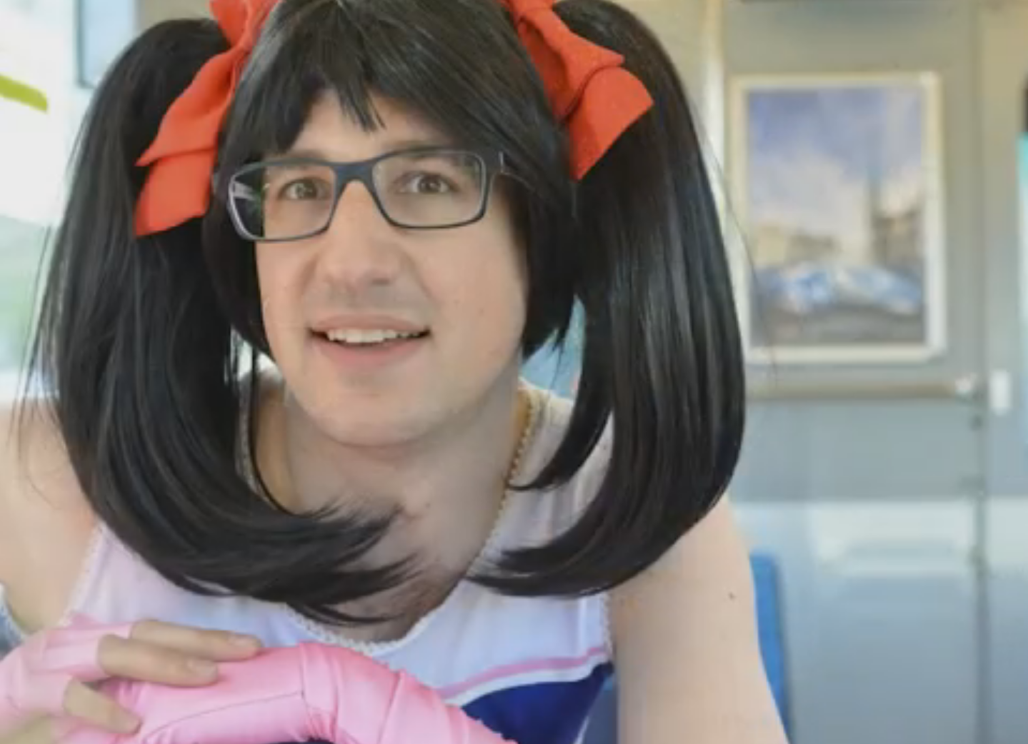 瑞士宅男cos的动漫萌妹,网友直呼辣眼睛!