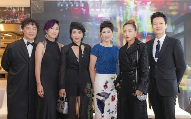 陈奕迅合照和老婆隔开却站前绯闻女友旁 网友:这是最新时尚站位