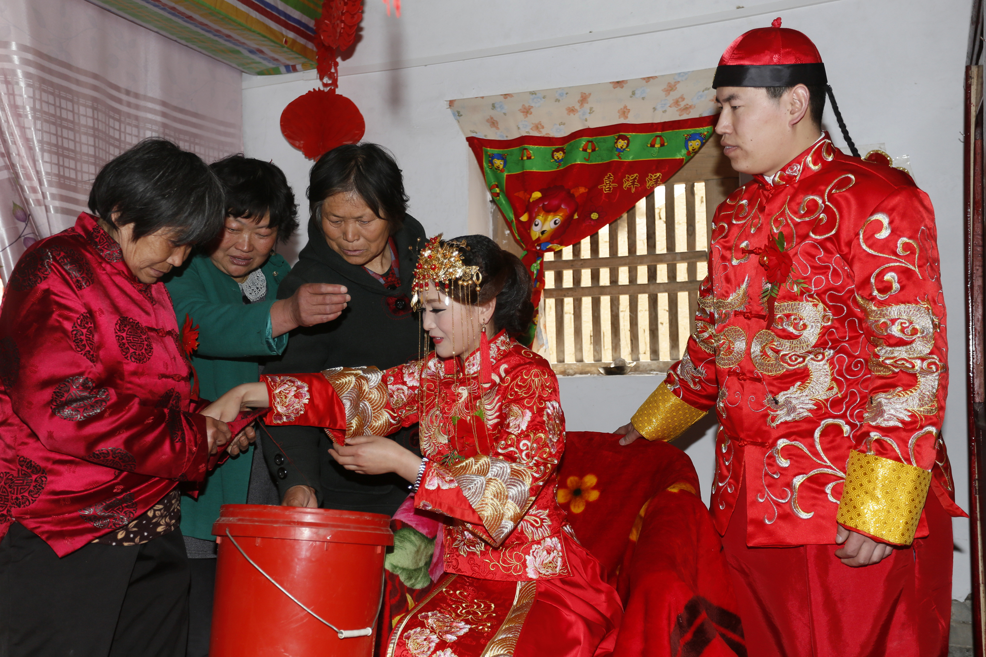 农村结婚俗语:新娘进了房,把媒人扔过墙,这句话有什么寓意呢?