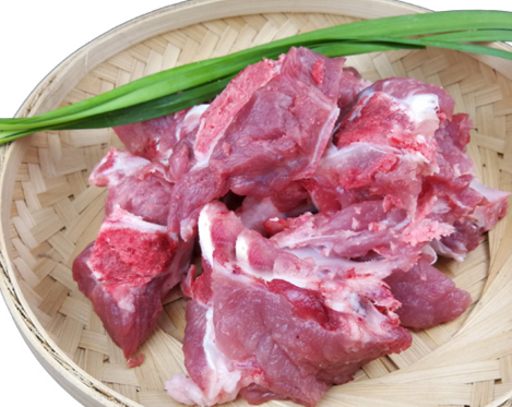 猪尾骨很适合搭配莲藕一起熬制,这样吃起来的口感会更好.