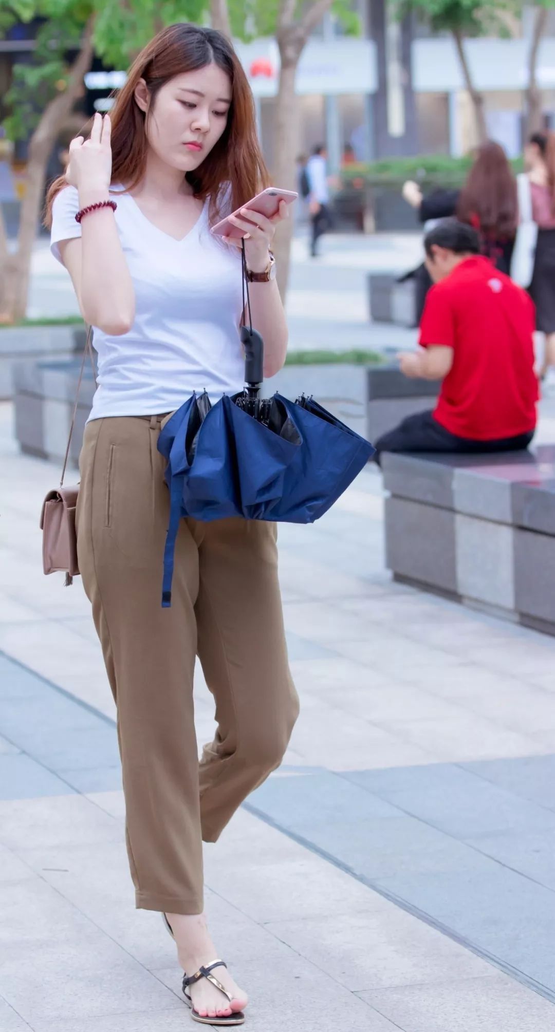 街拍:如果可以娶到第5位美女小姐姐,你愿不愿意上交一辈子工资.