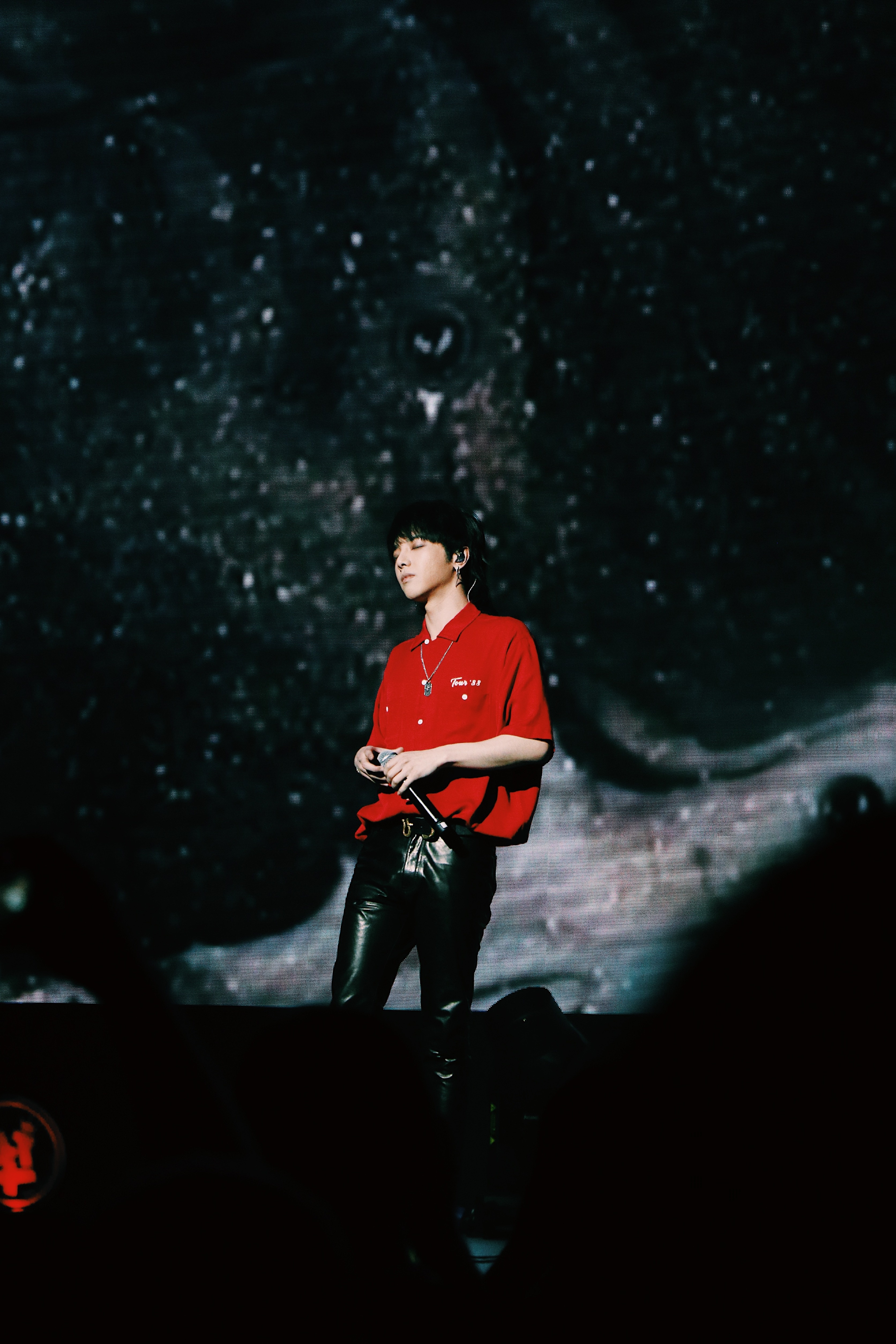 华晨宇出席三星a9 star新品发布会,一身红衣皮裤随性肆意