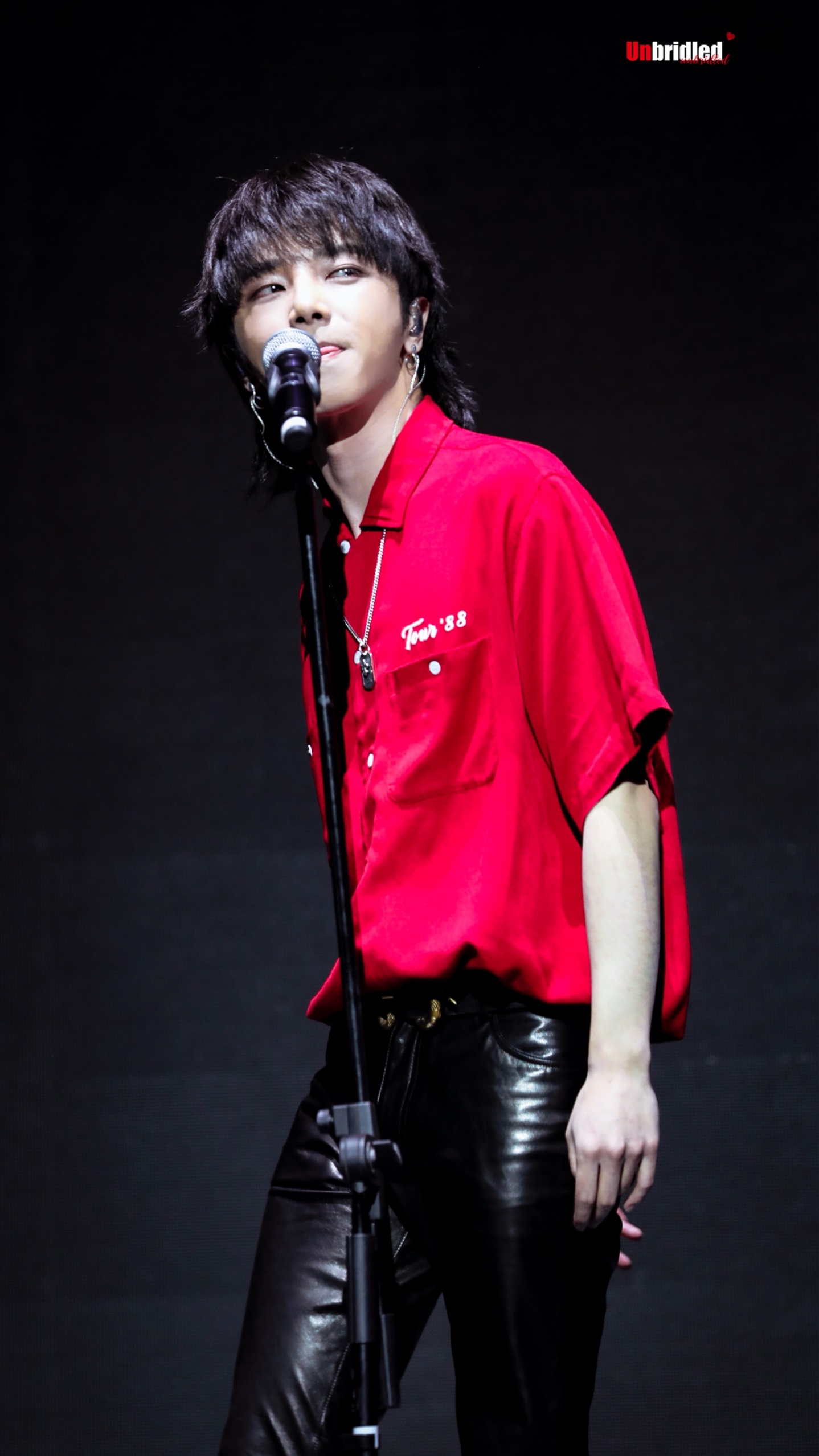 华晨宇出席三星a9 star新品发布会,一身红衣皮裤随性肆意