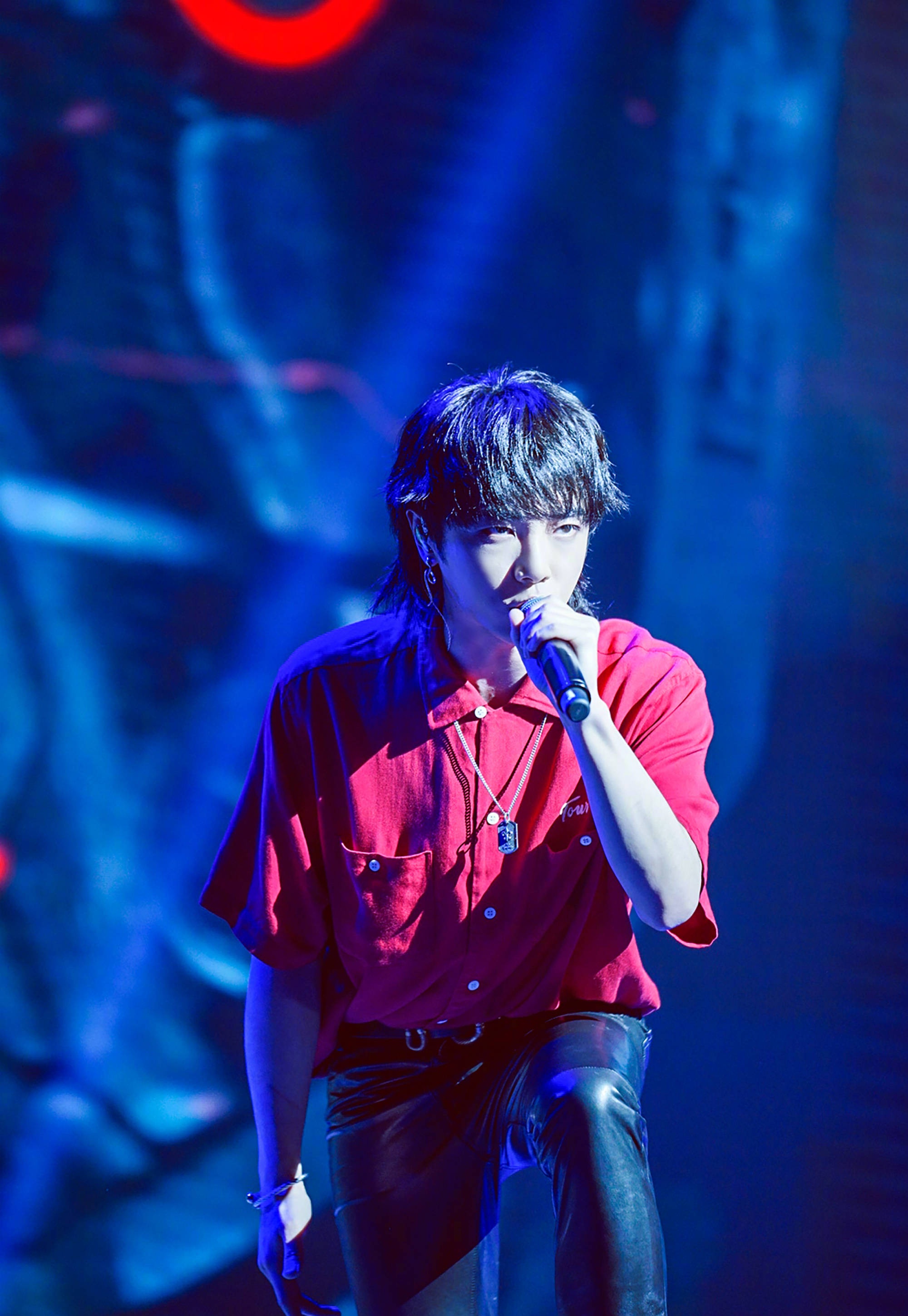 华晨宇出席三星a9 star新品发布会,一身红衣皮裤随性肆意