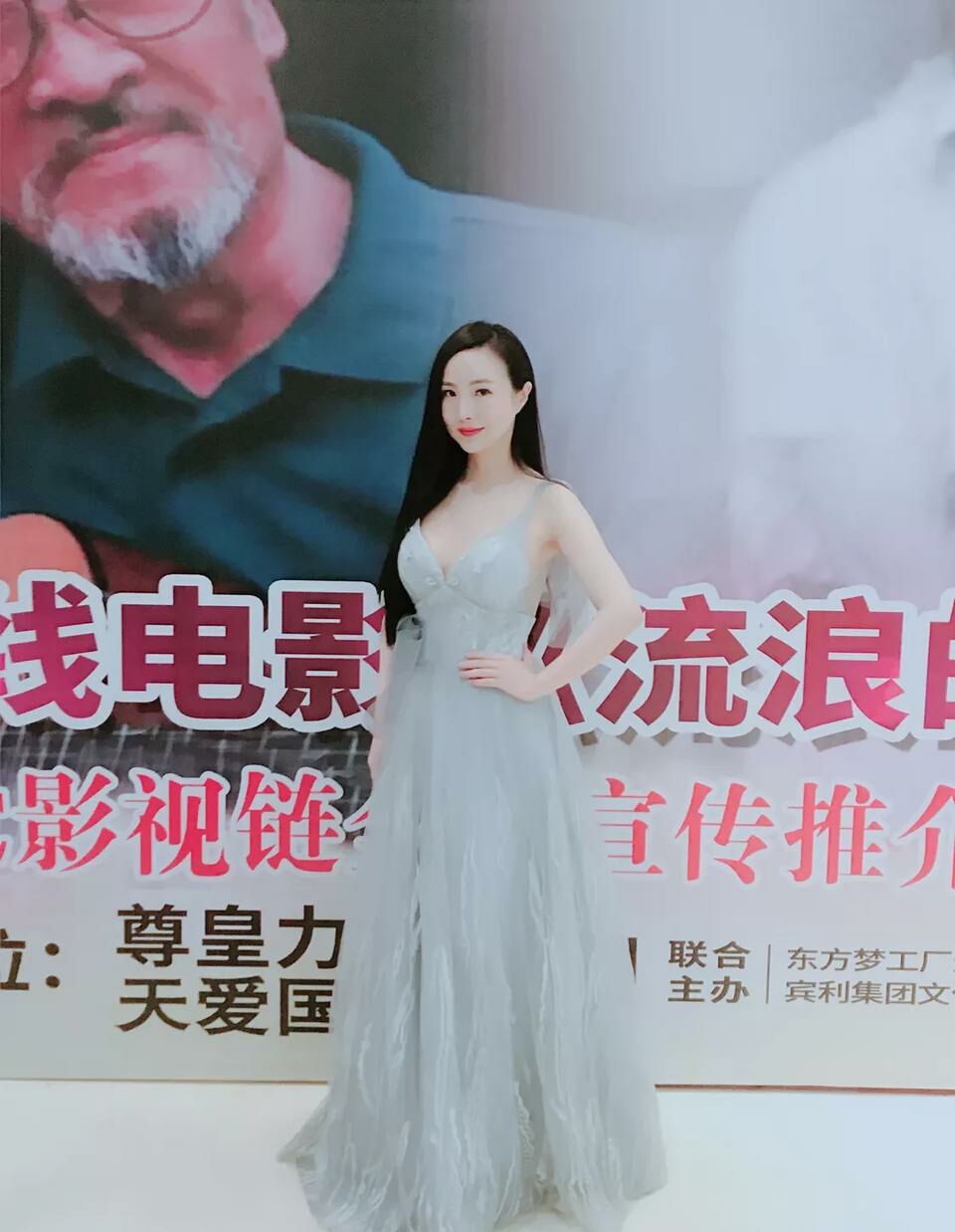 前凸后翘让无数网友魂牵梦绕,看干露露的最美生活照!