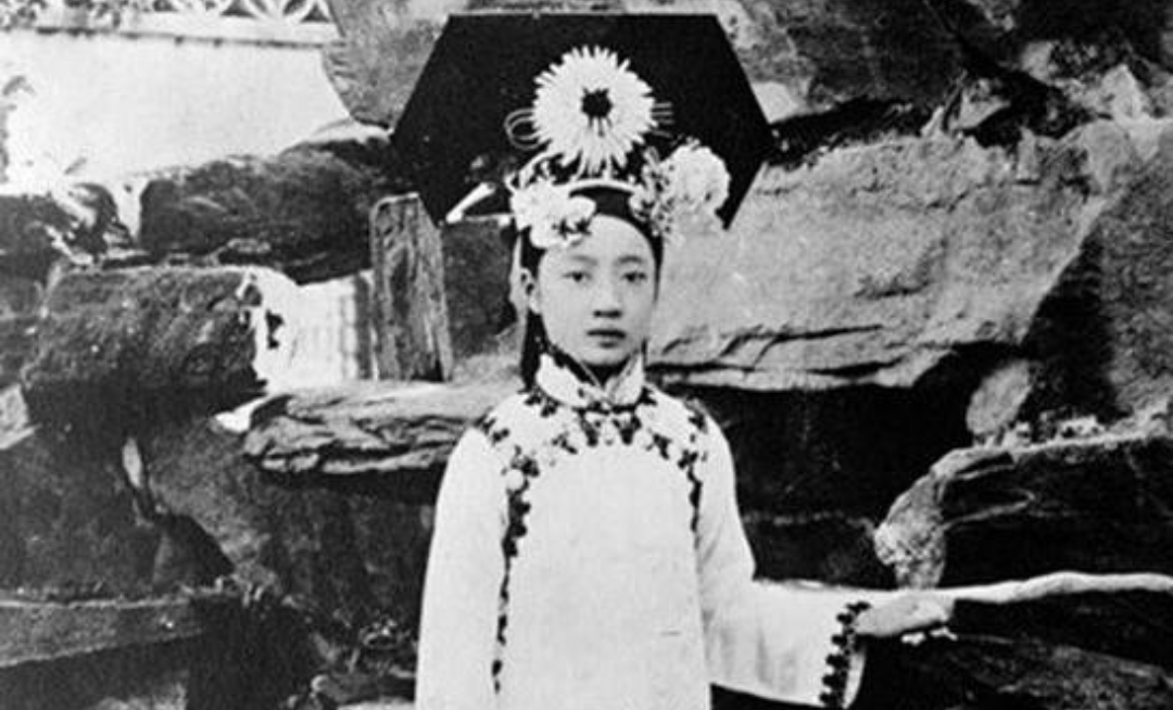 末代皇后婉容绝版照片,婚前婚后命运迥然不同,太看中皇后之名了