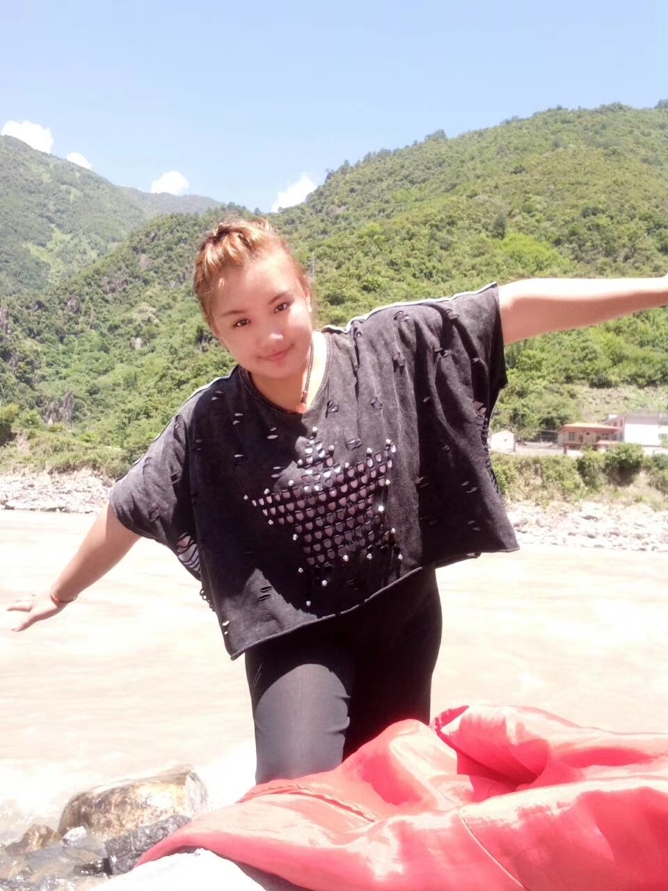 容貌俊秀的云南怒江傈僳族小美女,这里风景优美,美女很多