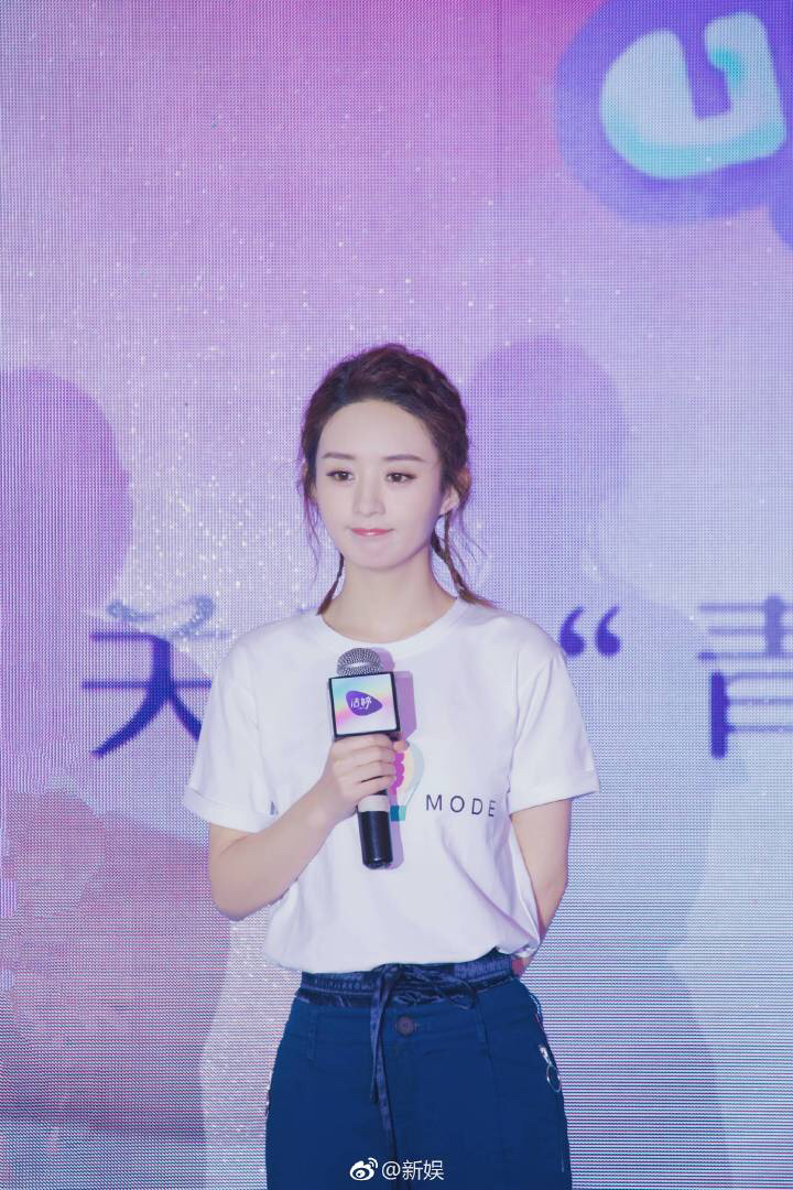 赵丽颖现身郑州参加关爱女童公益行动